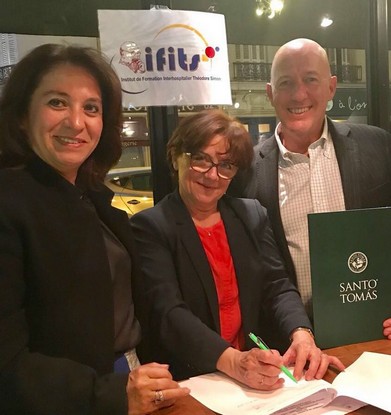 Signature partenariat avec l'université Santo Tomas au Chili
