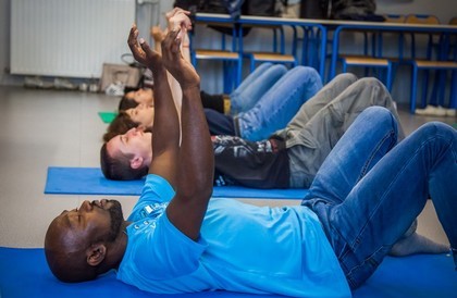 atelier feldenkraïs étudiants allongés bras levés