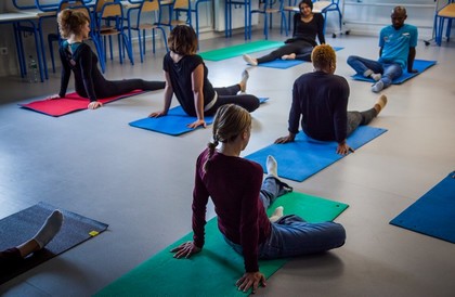 atelier feldenkraïs étudiants assis sur tapis