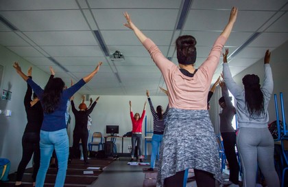 atelier feldenkraïs étudiants debout bras en l'air