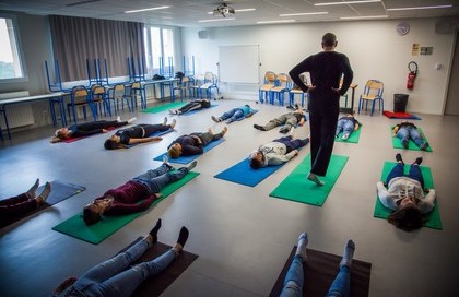 atelier Feldenkraïs salle avec étudiants allongés