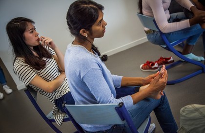 atelier toucher massage étudiante masse un pied