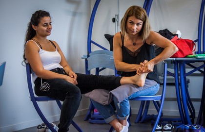 atelier toucher massage : étudiante masse une collègue