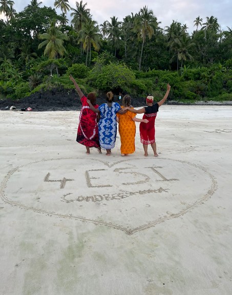 Les étudiantes sur une plage