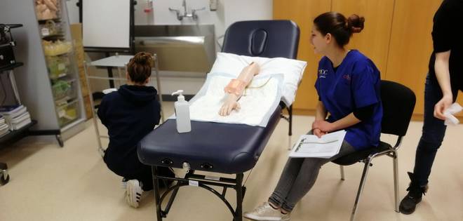 Deux étudiantes infirmières : pratique du protocole de réfection de pansement