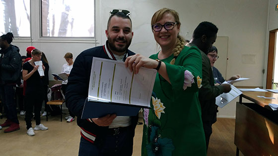 remise d'un diplome à un ambulancier