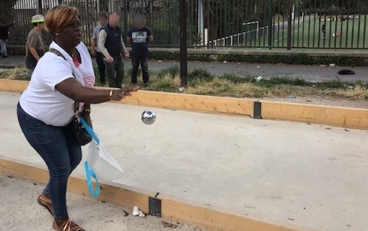 Elève aide-soignante au tournoi de pétanque