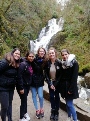 Les étudiantes devant la cascade de Villarney