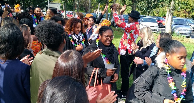 Etudiants infirmiers de1re année avec leur collier de fleurs à l'Ifits