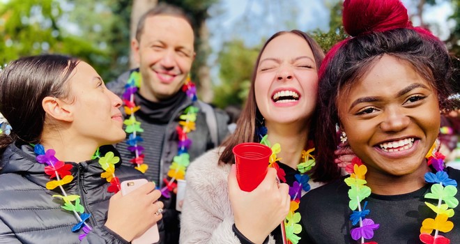 Groupe d'étudiants avec colliers de fleurs lors de la journée bien-être 2019 à l'Ifits