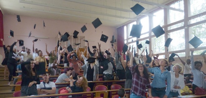 Lancé de chapeaux des nouveaux diplômés