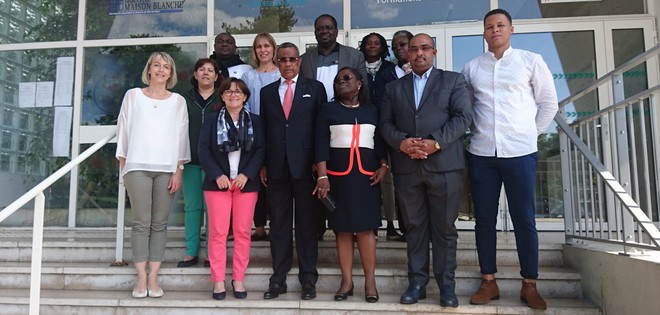 Les membres du personnel de l'Ifits avec la délégation de la mairie de Port Gentil