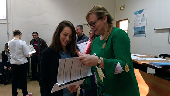 Remise du diplome à une élève ambulancier