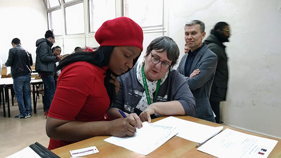 Signature d'une élève lors de la remise des diplômes