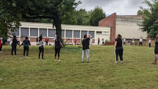 Elèves auxiliaires de puériculture sport en extérieur