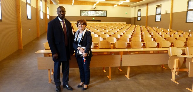 Le député Patrice Anato et Christine Marchal dans l'amphithéâtre